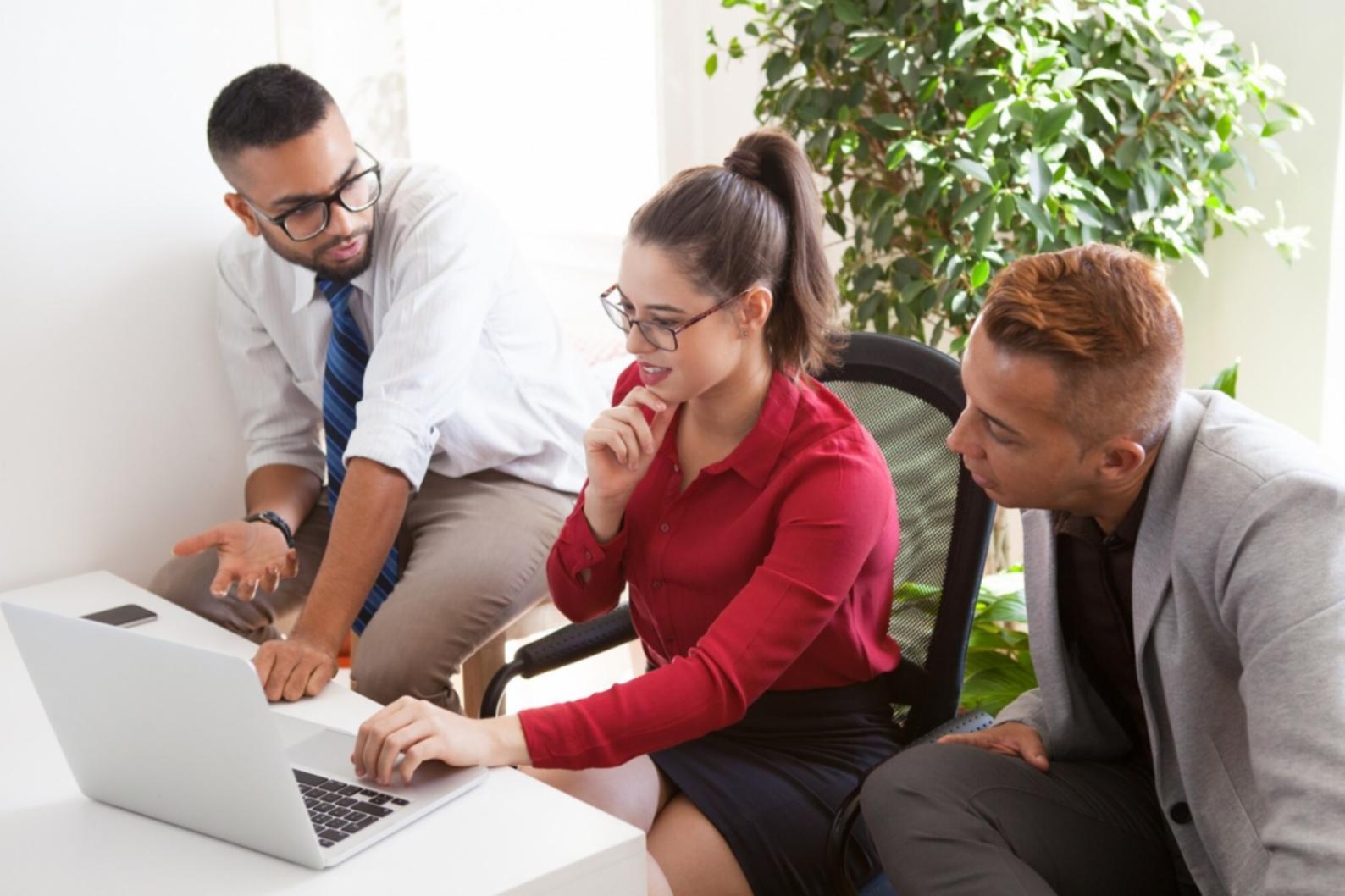 Finanzberatung Gespräch in modernem Büro